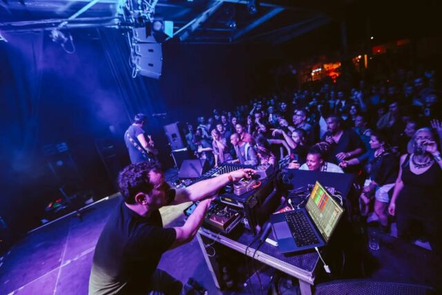 Un week-end de folie, encore une fois ! 🤯
@la.moba, la famille, vous étiez incroyable. Quel plaisir de jouer à domicile ❤️
Le lendemain pour le Warm Up du @erva.festival à @lacordosmac c'était chhaaaaud 🔥
On annonce les prochaines dates bientôt, restez à l'affût 👀